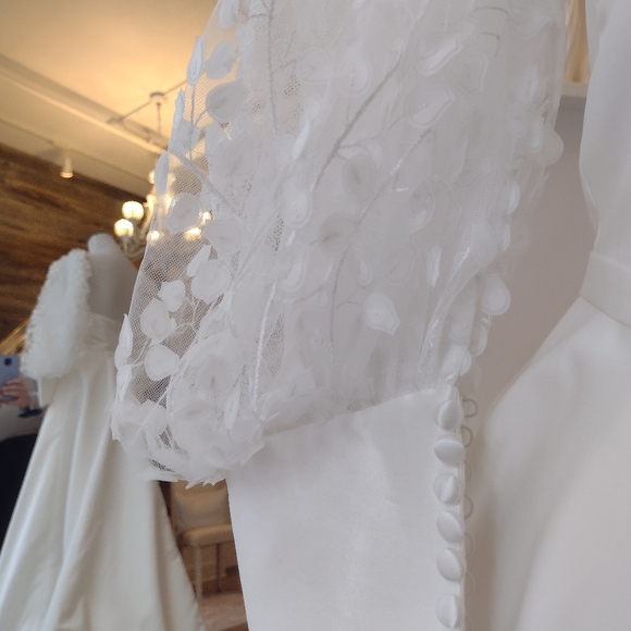 Beautiful custom satin gown - Picture 6 of 9